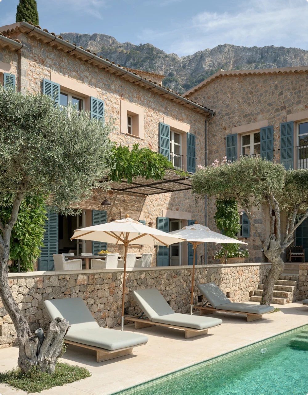 Tumbonas situadas alrededor de una piscina.